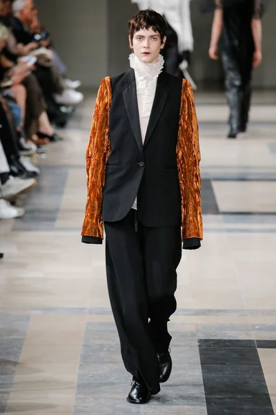Look 32